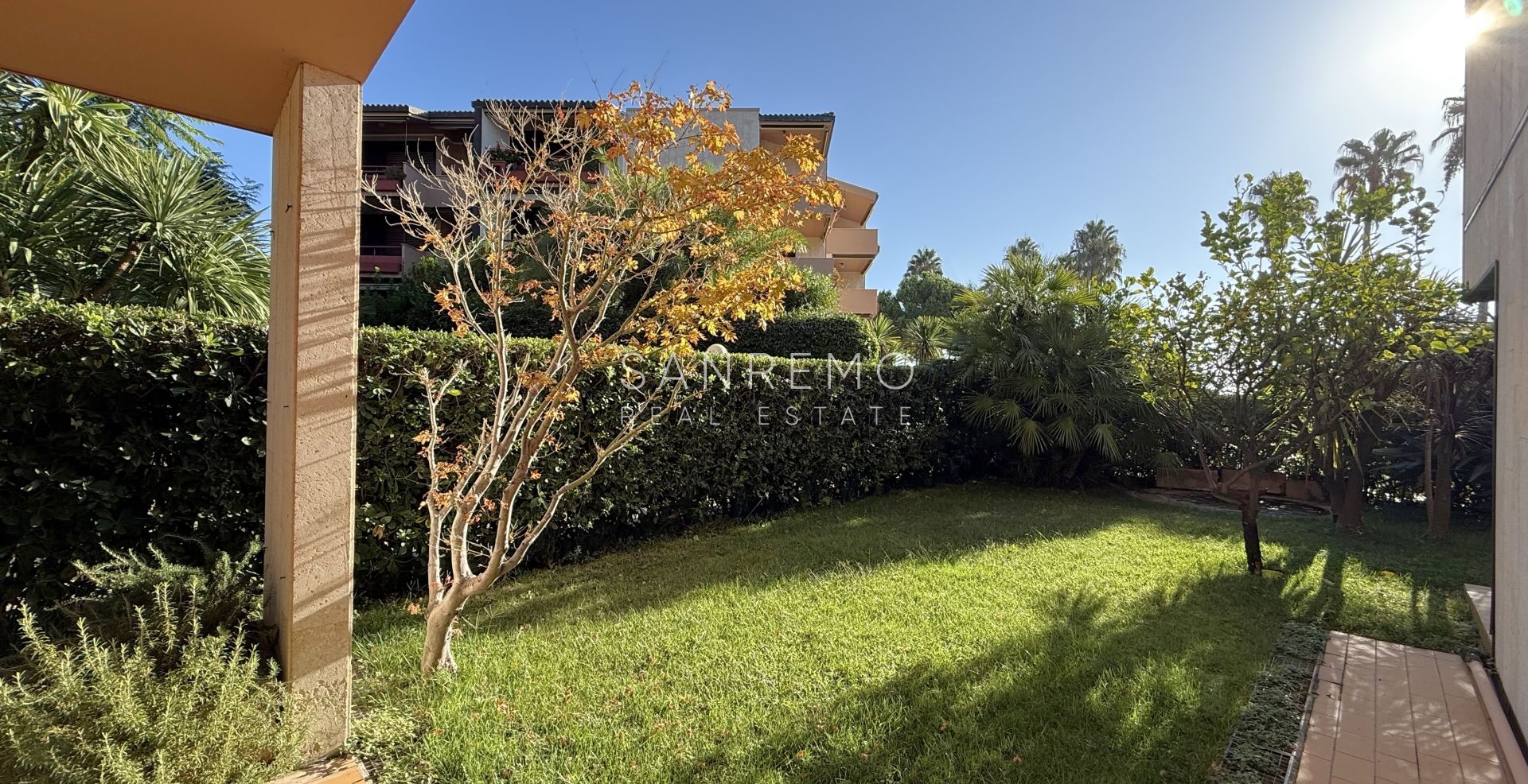 Trilocale sul mare in elegante complesso con piscina