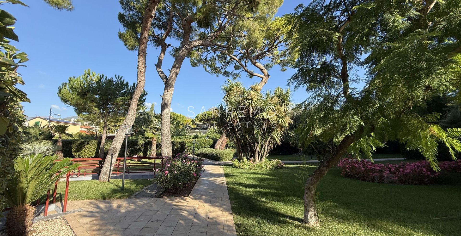 Trilocale sul mare in elegante complesso con piscina