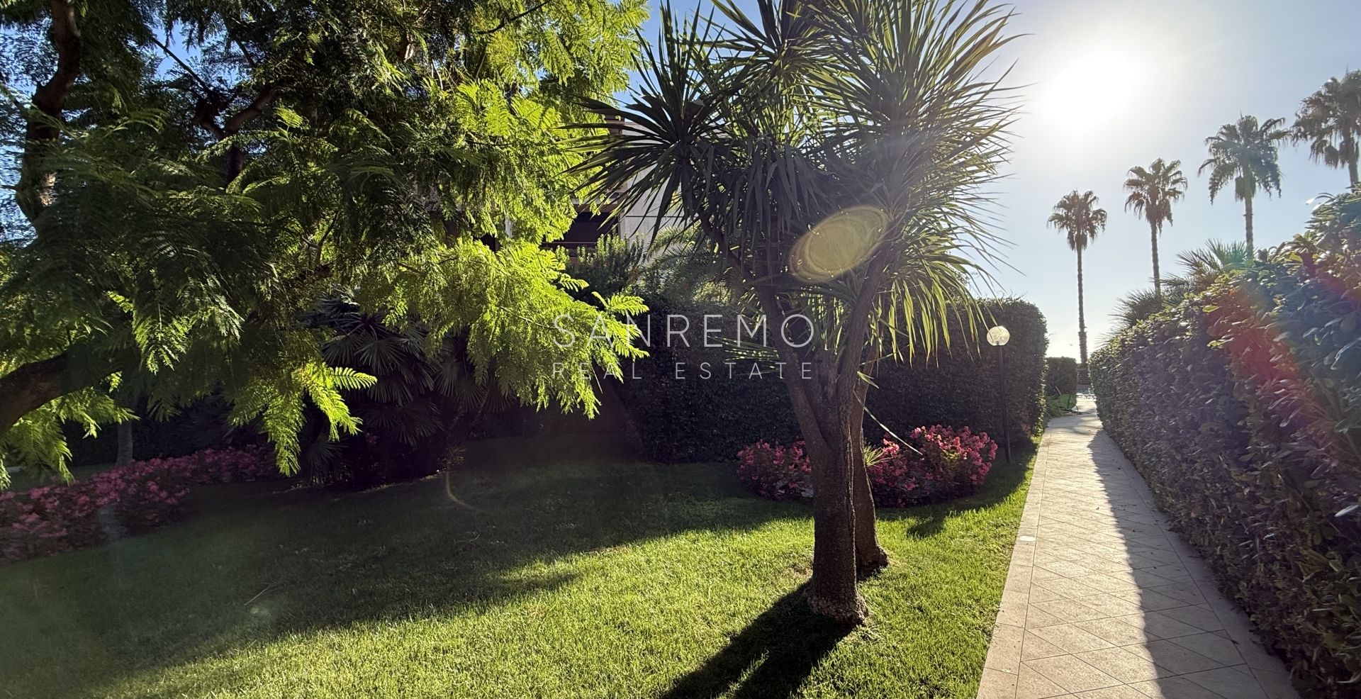 Trilocale sul mare in elegante complesso con piscina