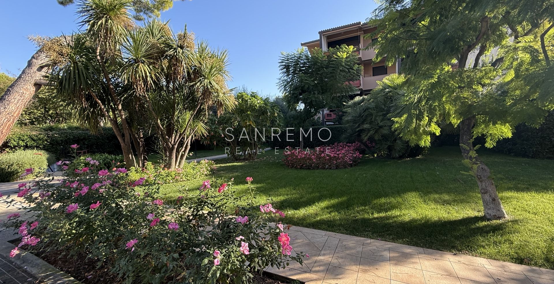 Trilocale sul mare in elegante complesso con piscina