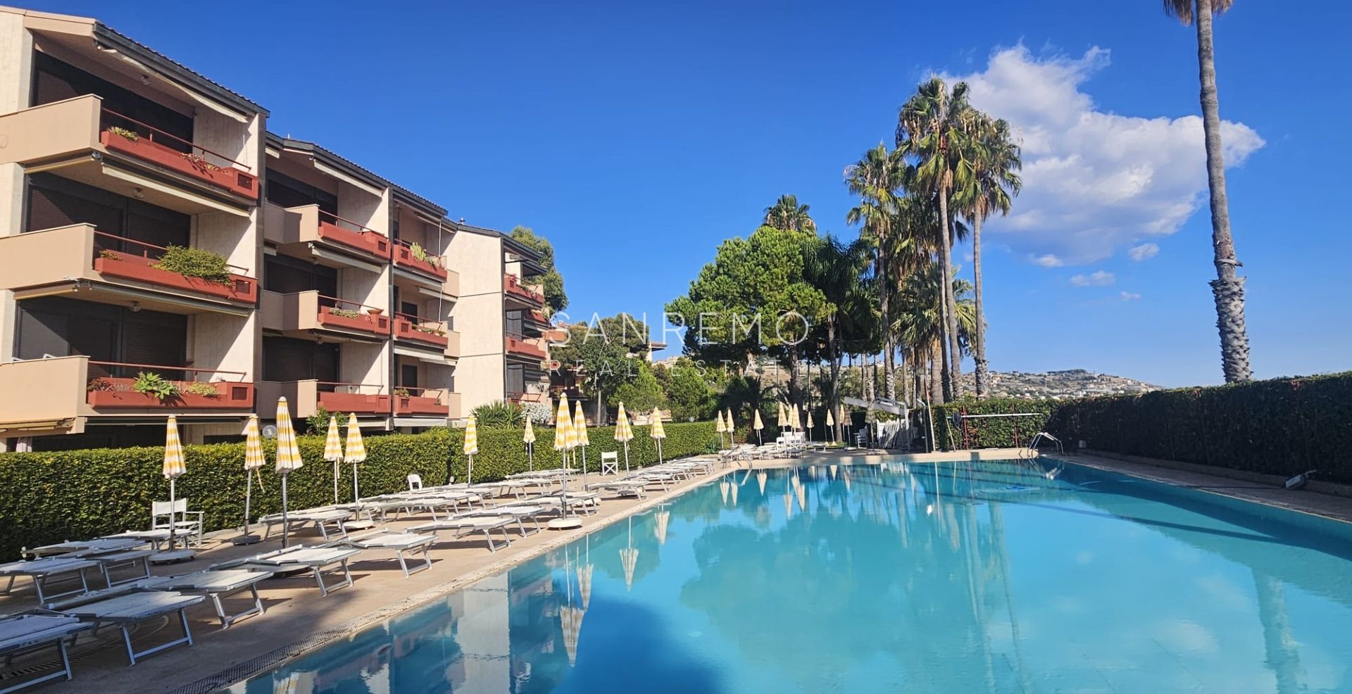 Trilocale sul mare in elegante complesso con piscina