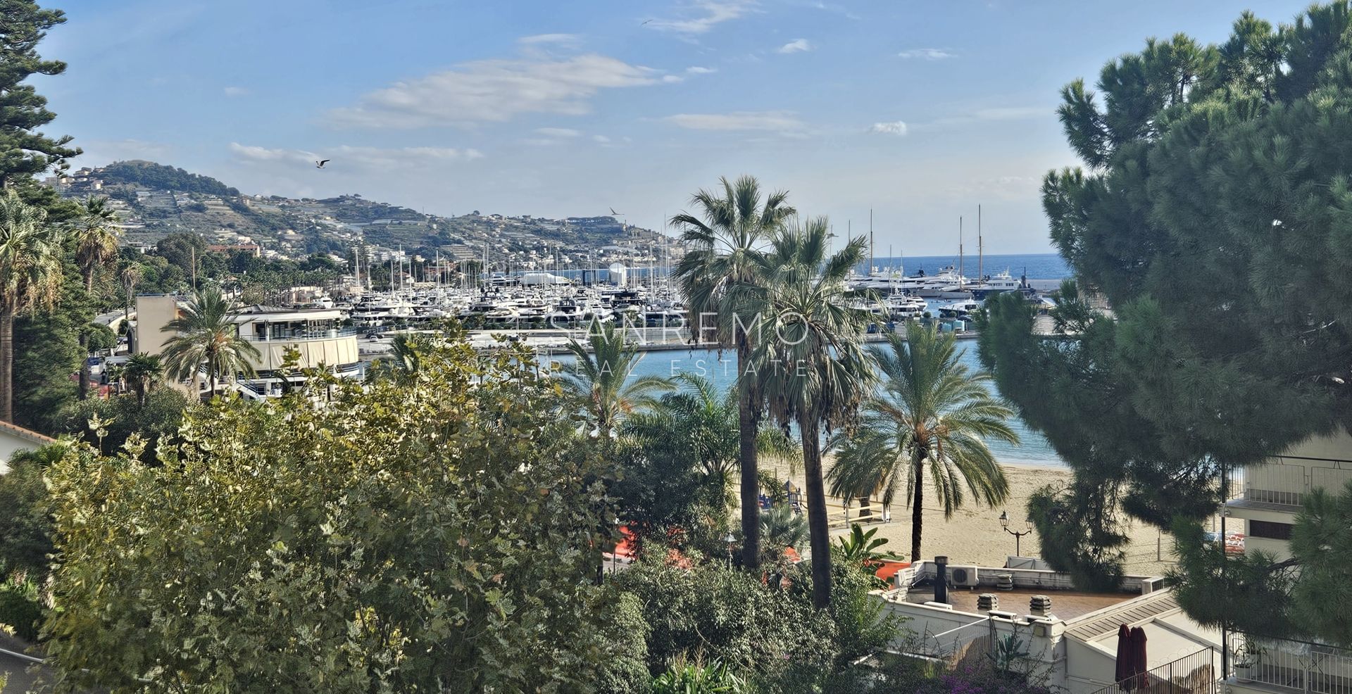 Luminoso appartamento nel pieno centro cittadino con piacevole vista mare