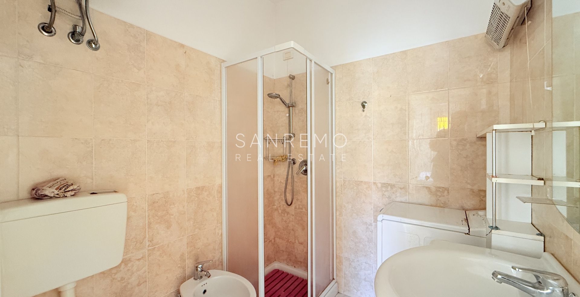 Luminoso bilocale con terrazzo in condominio signorile 