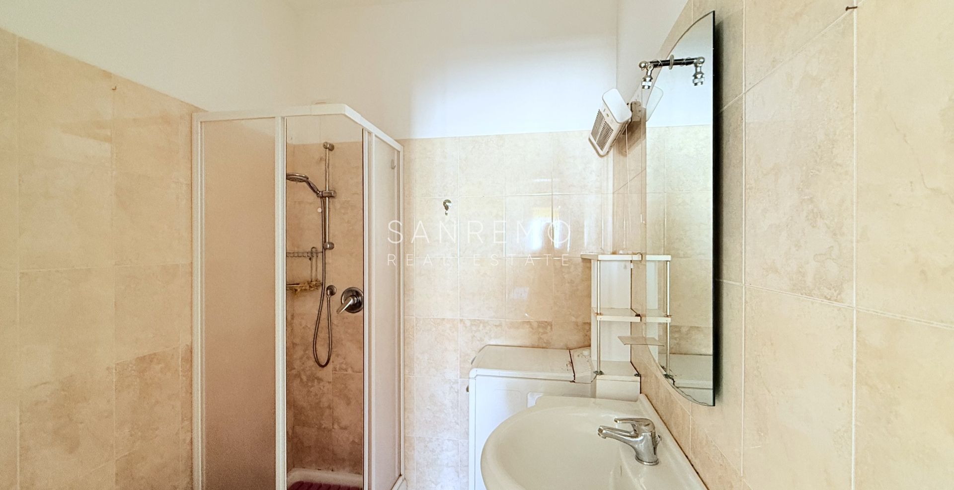 Luminoso bilocale con terrazzo in condominio signorile 