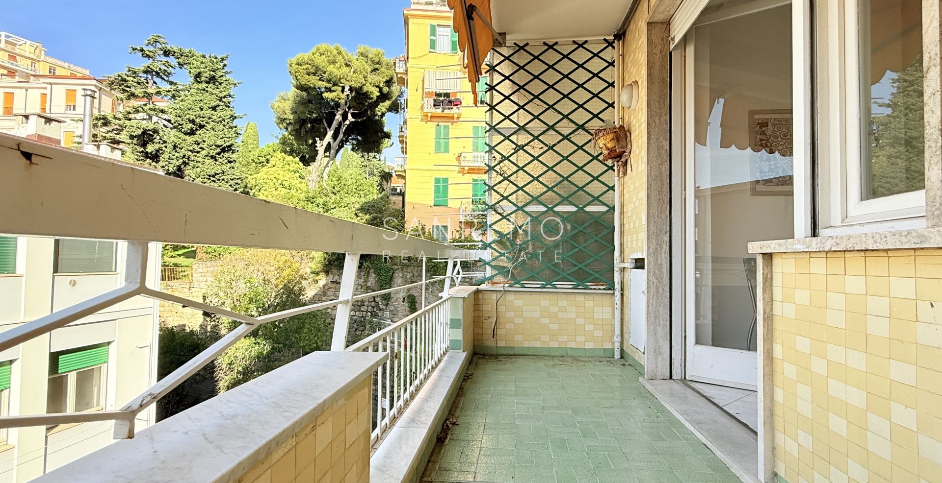 Luminoso bilocale con terrazzo in condominio signorile 