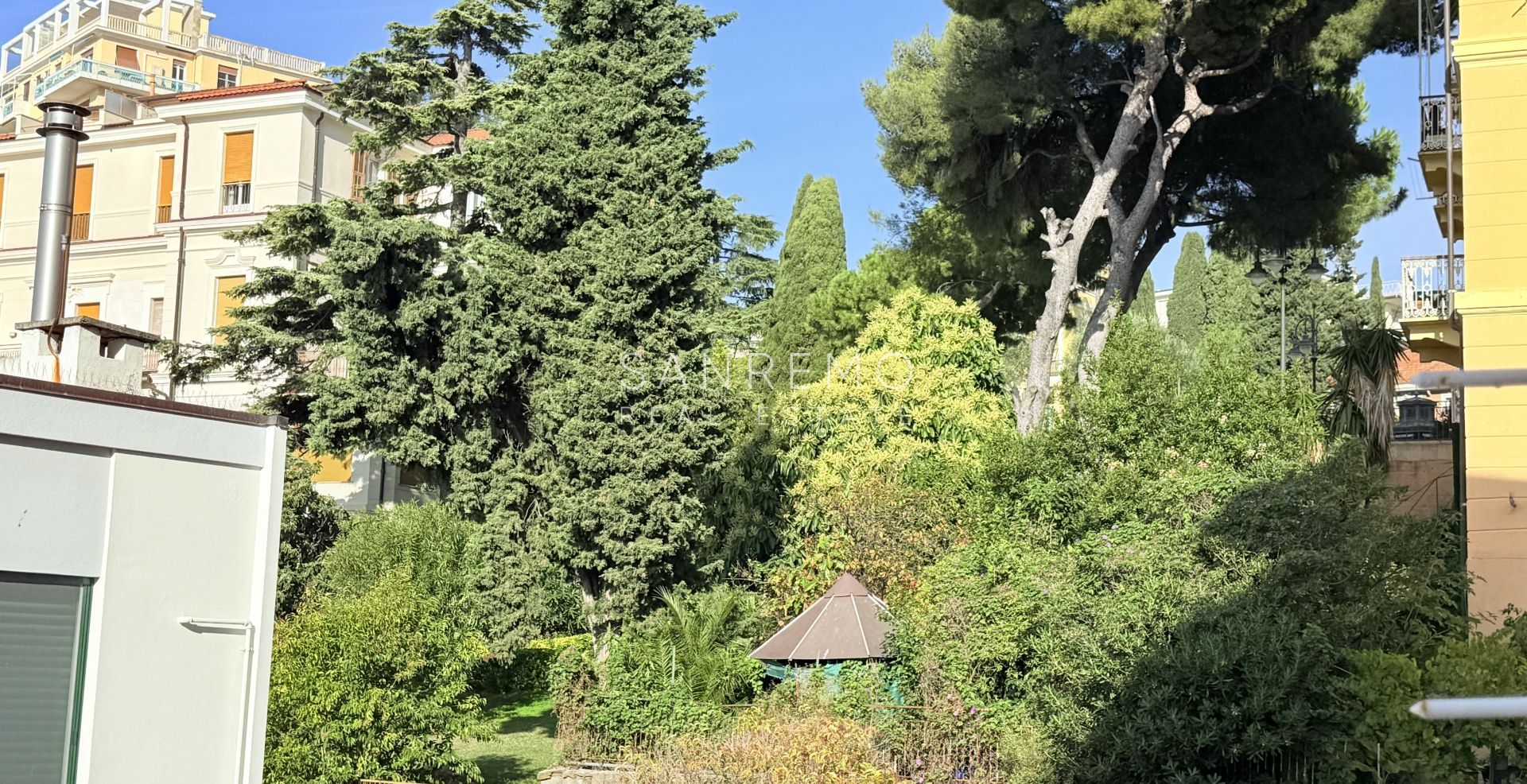 Luminoso bilocale con terrazzo in condominio signorile 