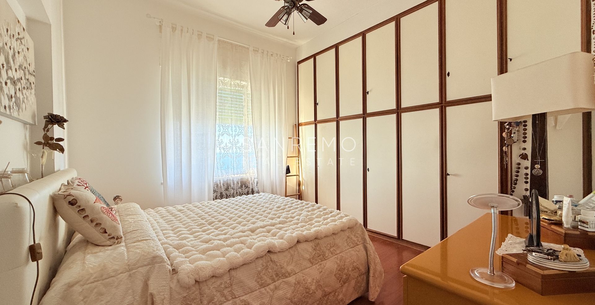 Appartamento su due livelli con bellissima vista su tutto il golfo di Ospedaletti