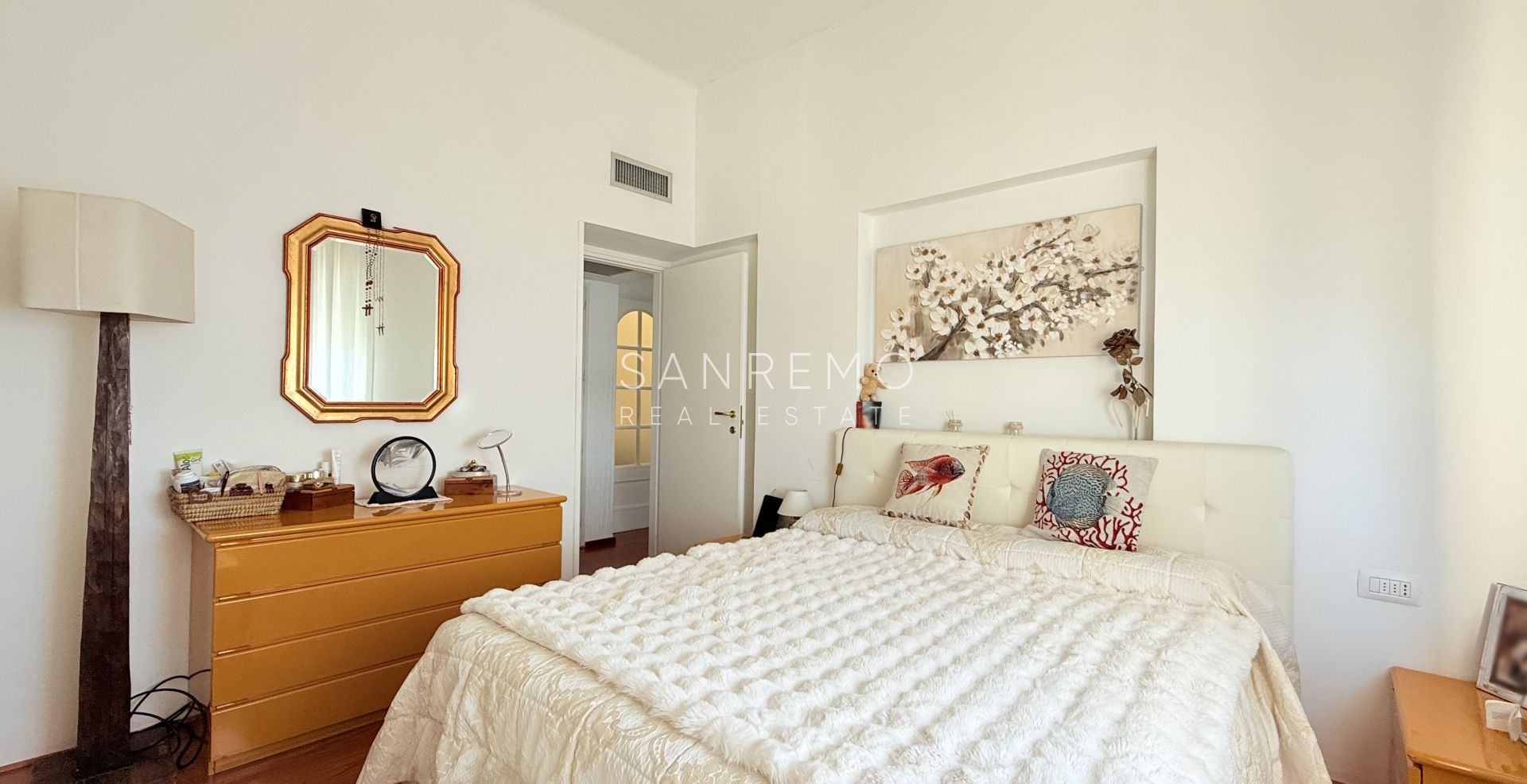 Appartamento su due livelli con bellissima vista su tutto il golfo di Ospedaletti