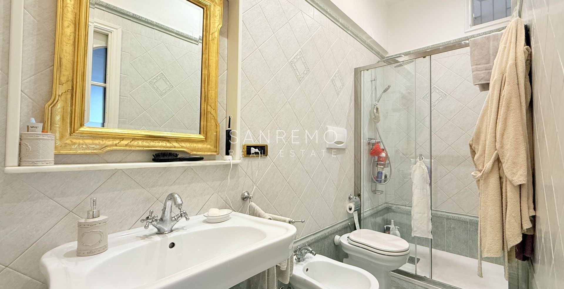 Appartamento su due livelli con bellissima vista su tutto il golfo di Ospedaletti