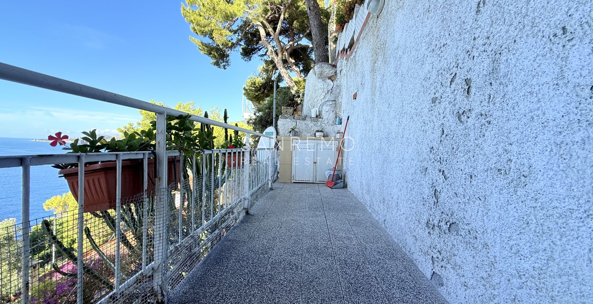 Appartamento su due livelli con bellissima vista su tutto il golfo di Ospedaletti