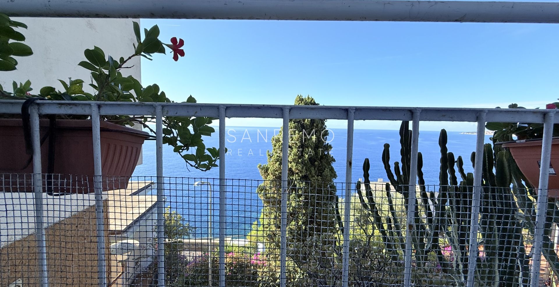 Appartamento su due livelli con bellissima vista su tutto il golfo di Ospedaletti