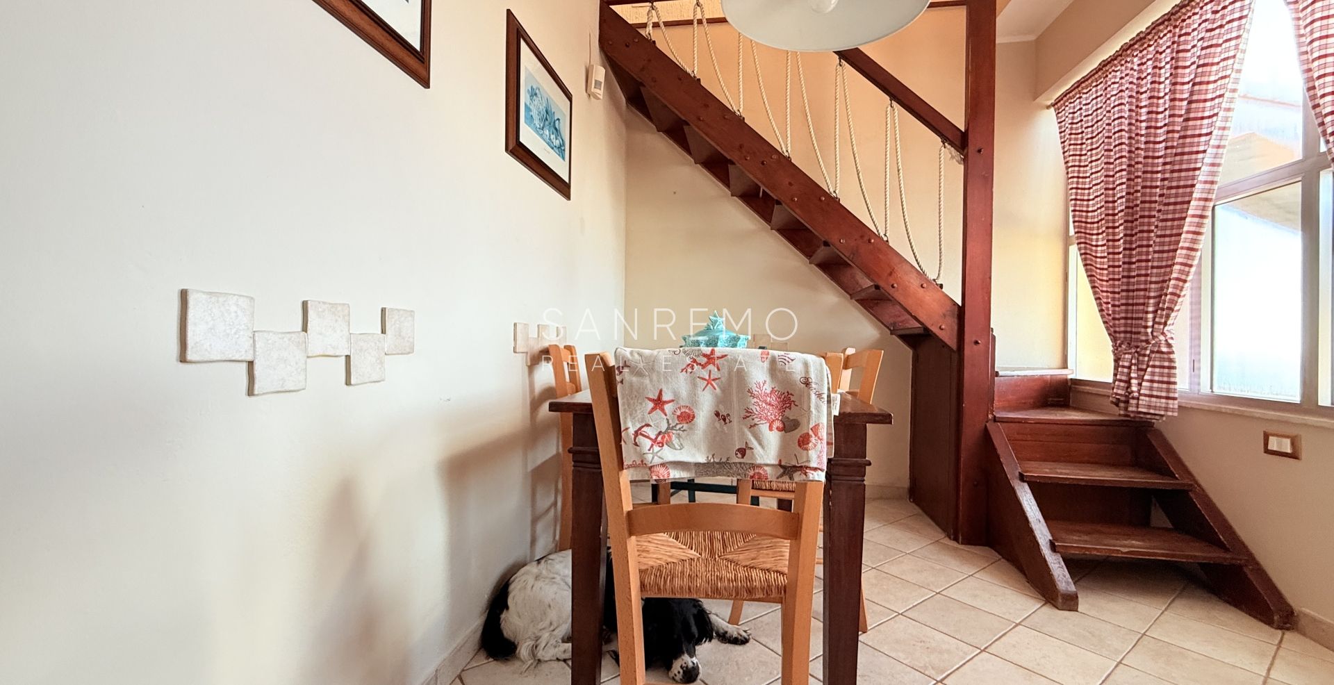 Appartamento su due livelli con bellissima vista su tutto il golfo di Ospedaletti