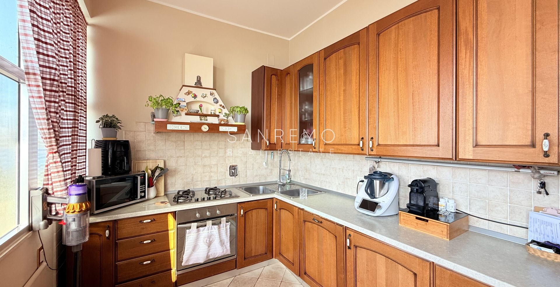 Appartamento su due livelli con bellissima vista su tutto il golfo di Ospedaletti