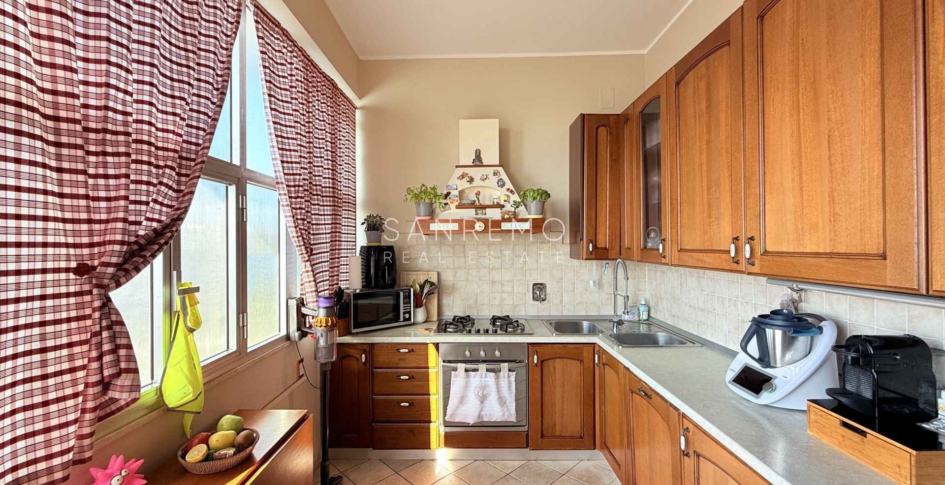 Appartamento su due livelli con bellissima vista su tutto il golfo di Ospedaletti