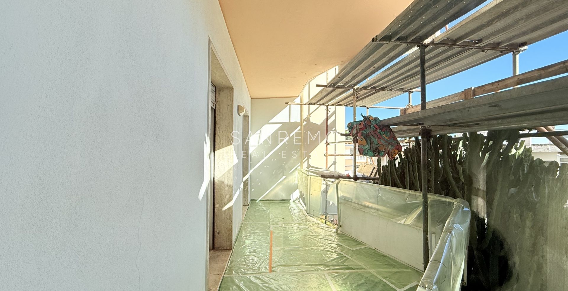 Appartamento di 130 mq con terrazzo in posizione pianeggiante ed a pochi passi dalle spiagge e della pista ciclabile