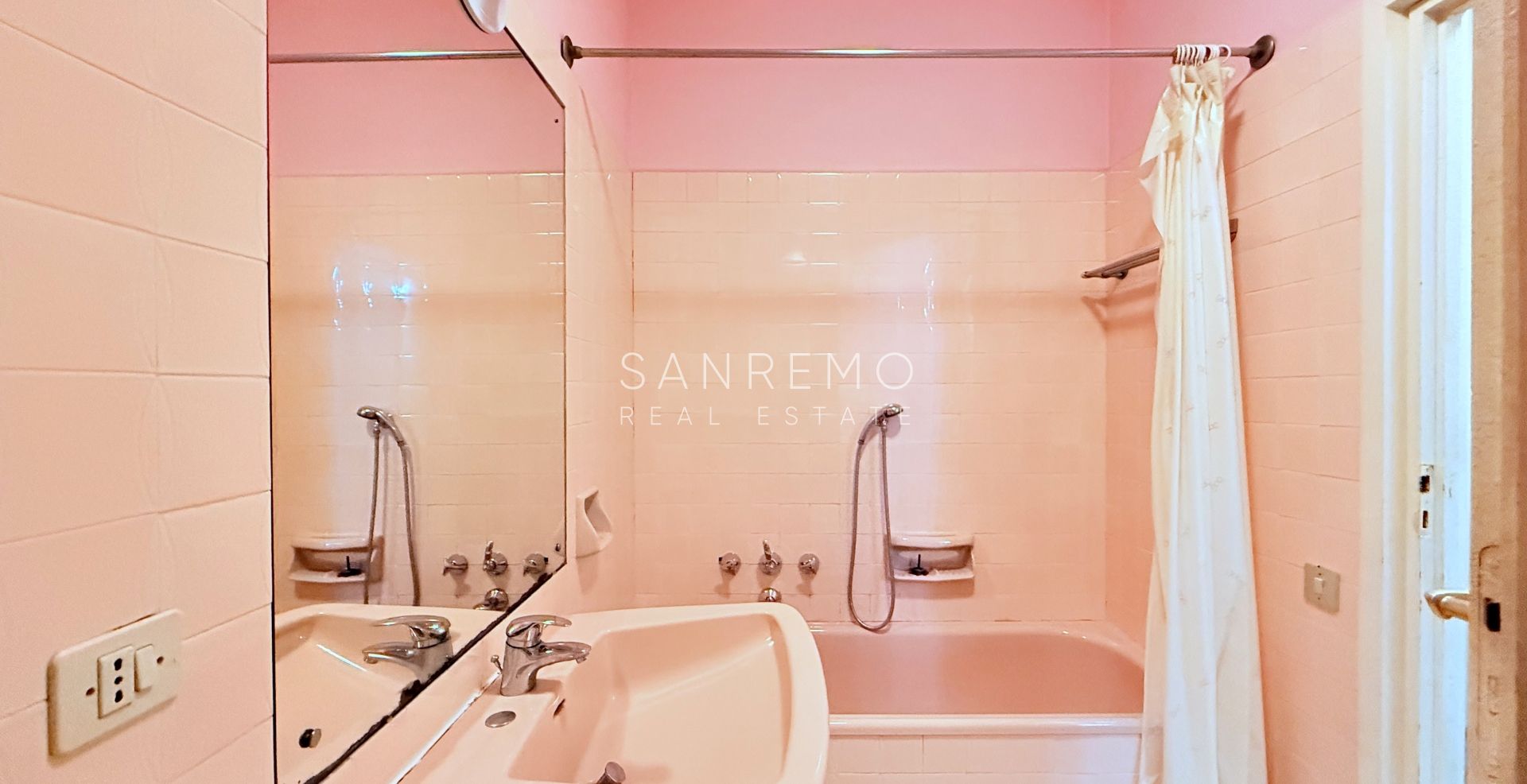 Appartamento di 130 mq con terrazzo in posizione pianeggiante ed a pochi passi dalle spiagge e della pista ciclabile