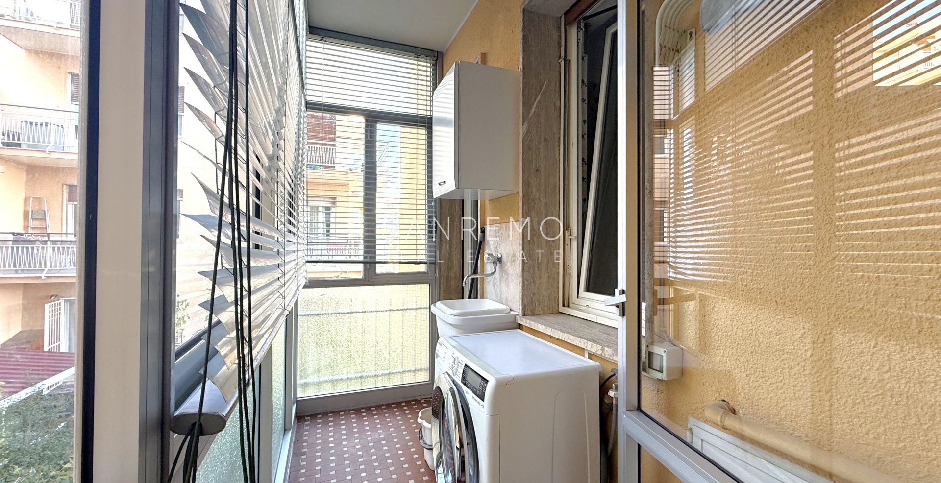 Luminoso trilocale con terrazzino a pochi passi dai giardini di Villa Ormond