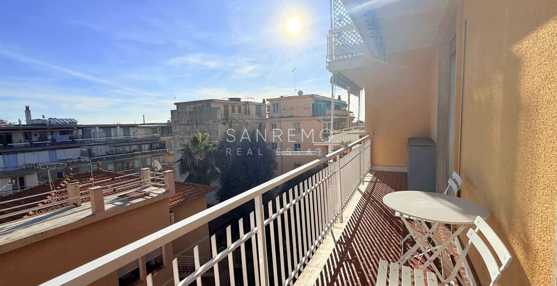 Luminoso trilocale con terrazzino a pochi passi dai giardini di Villa Ormond