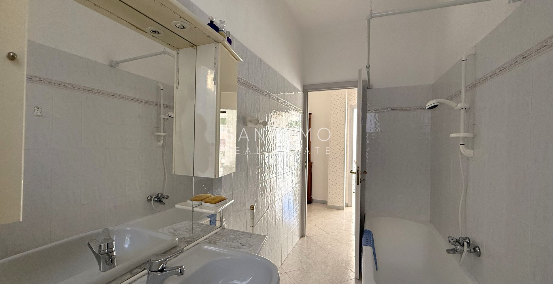  Luminoso e soleggiato appartamento con doppia esposizione e due terrazzini