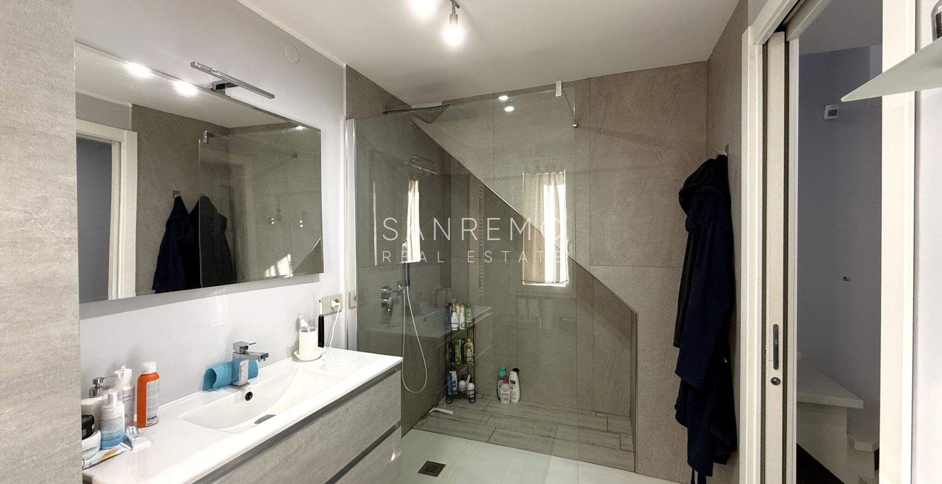 Appartamento su due livelli in complesso residenziale con piscina