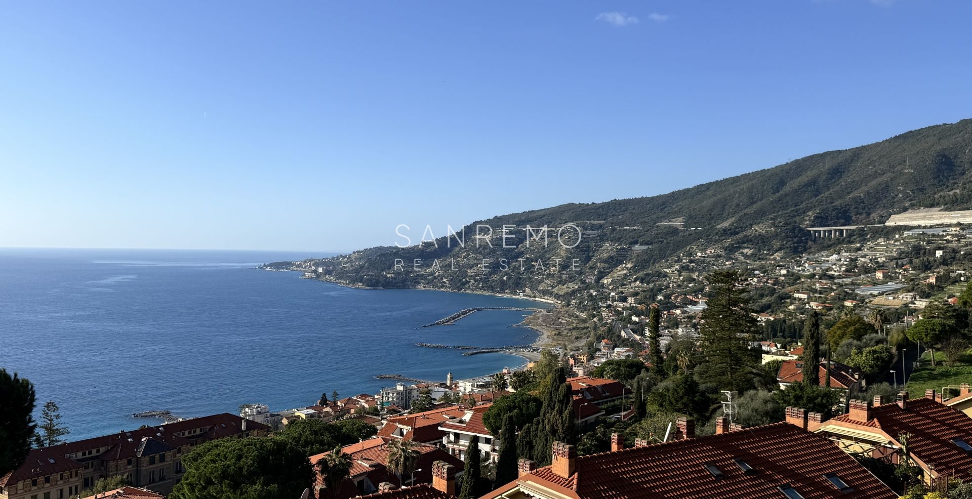 Appartamento su due livelli in complesso residenziale con piscina