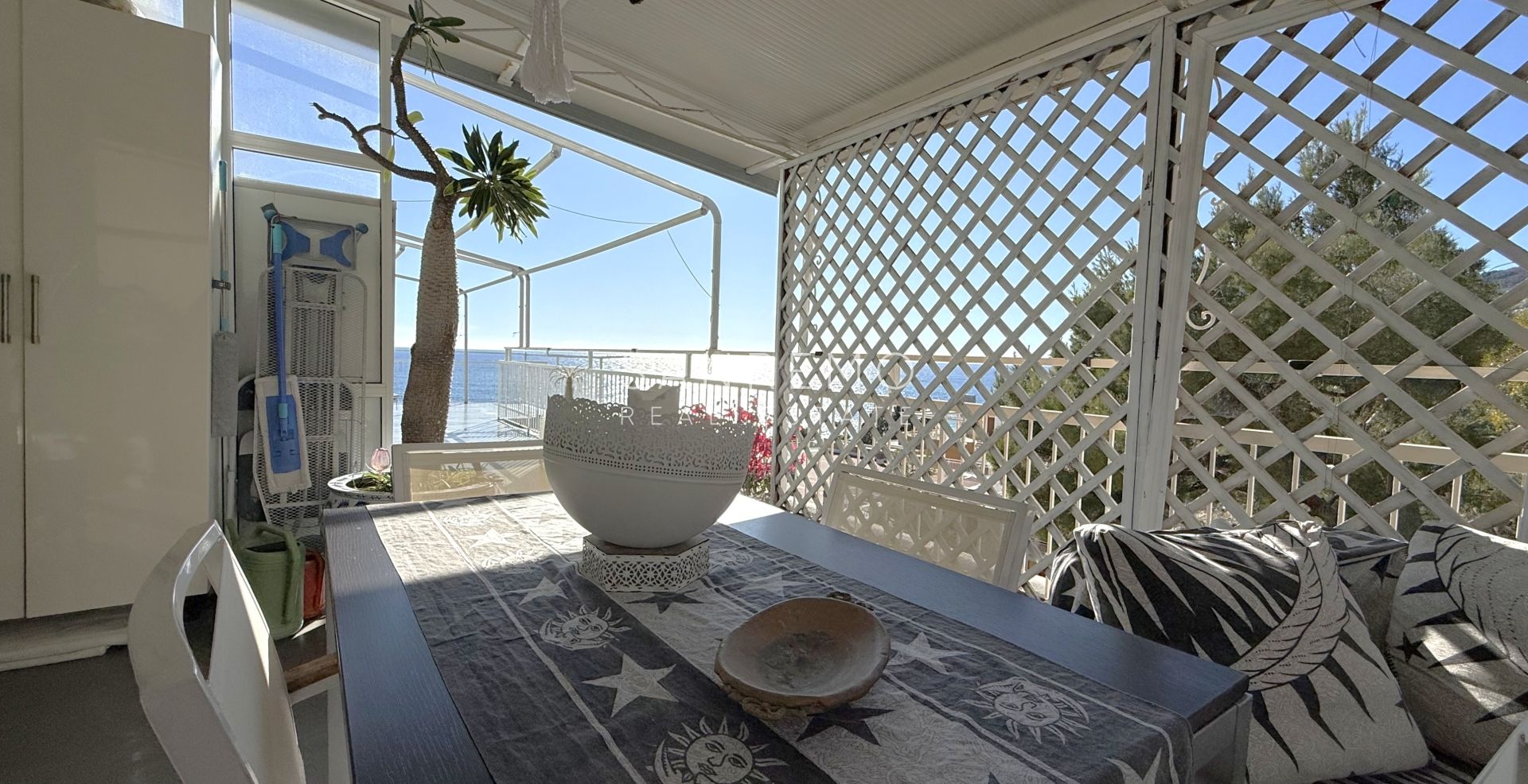 Attico con magnifica vista mare in una delle zone più apprezzate della Riviera