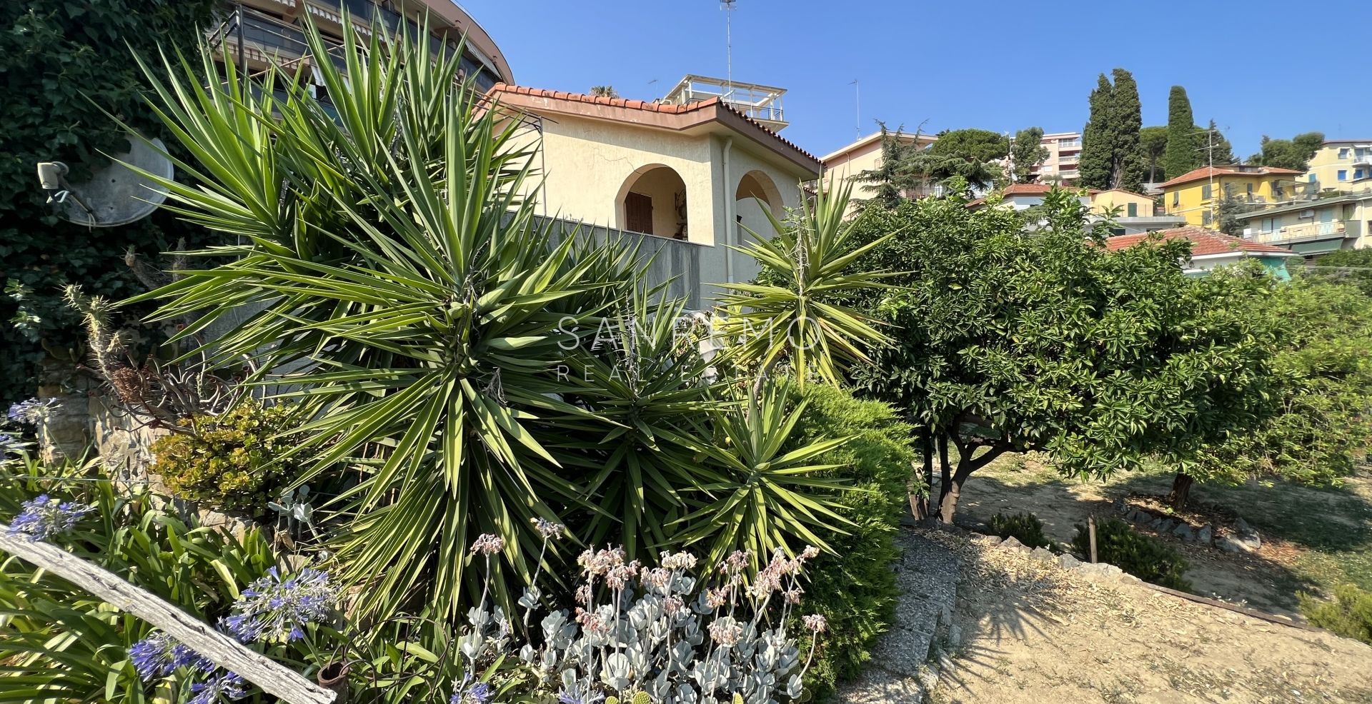 Casa indipendente con vista aperta nel verde in posizione tranquilla e silenziosa