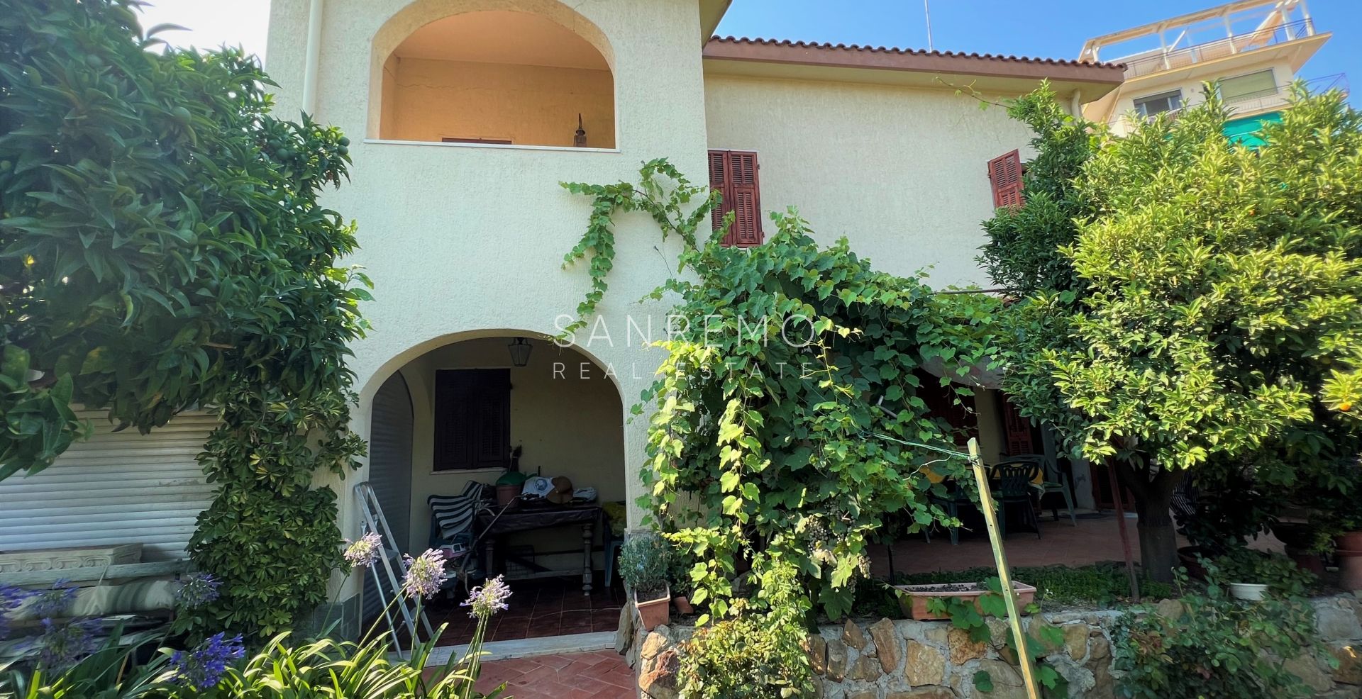 Casa indipendente con vista aperta nel verde in posizione tranquilla e silenziosa