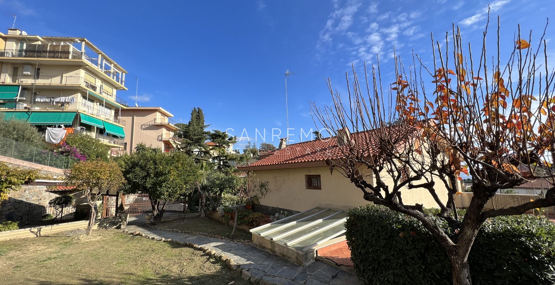 Casa indipendente con vista aperta nel verde in posizione tranquilla e silenziosa
