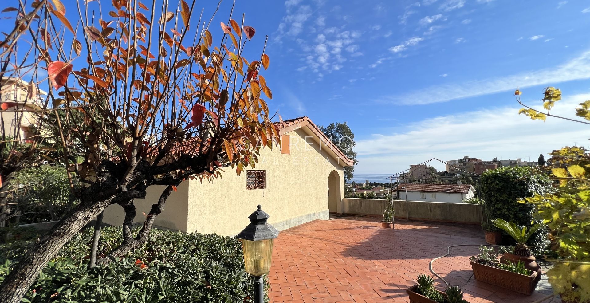 Casa indipendente con vista aperta nel verde in posizione tranquilla e silenziosa