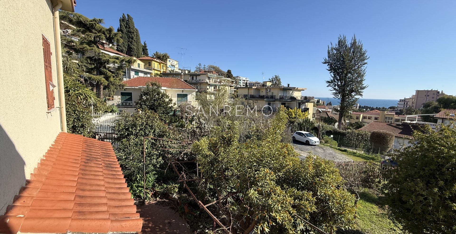 Casa indipendente con vista aperta nel verde in posizione tranquilla e silenziosa