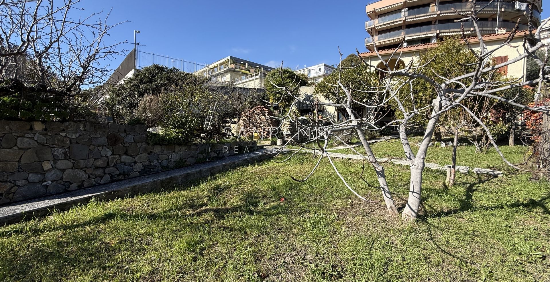 Casa indipendente con vista aperta nel verde in posizione tranquilla e silenziosa