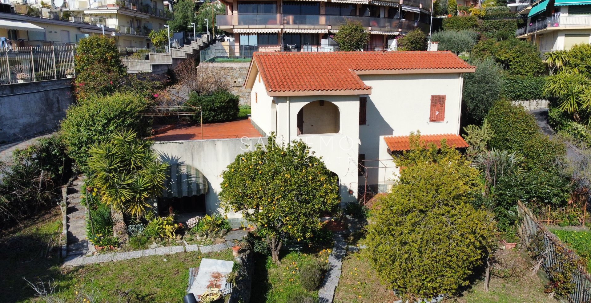 Casa indipendente con vista aperta nel verde in posizione tranquilla e silenziosa