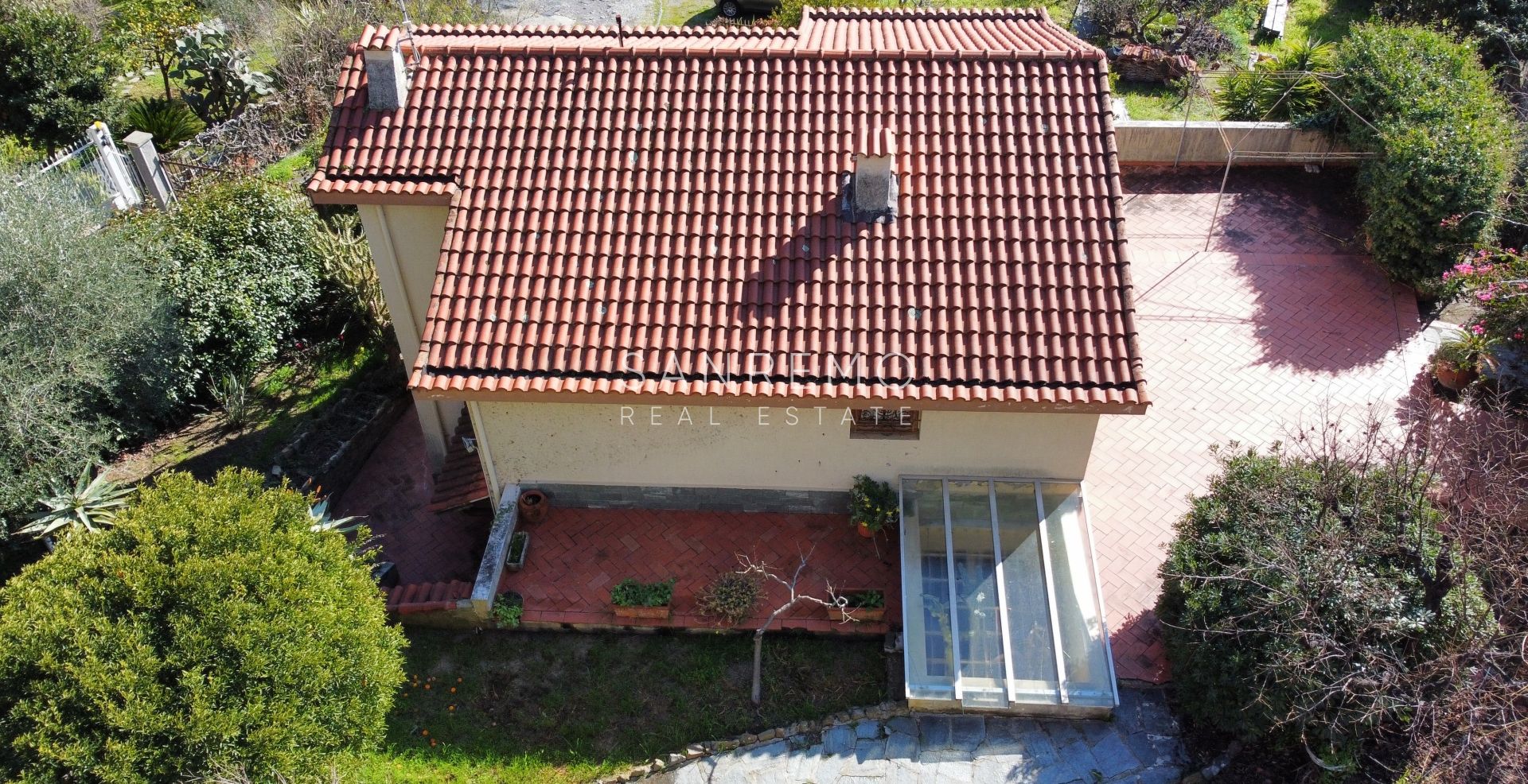 Casa indipendente con vista aperta nel verde in posizione tranquilla e silenziosa