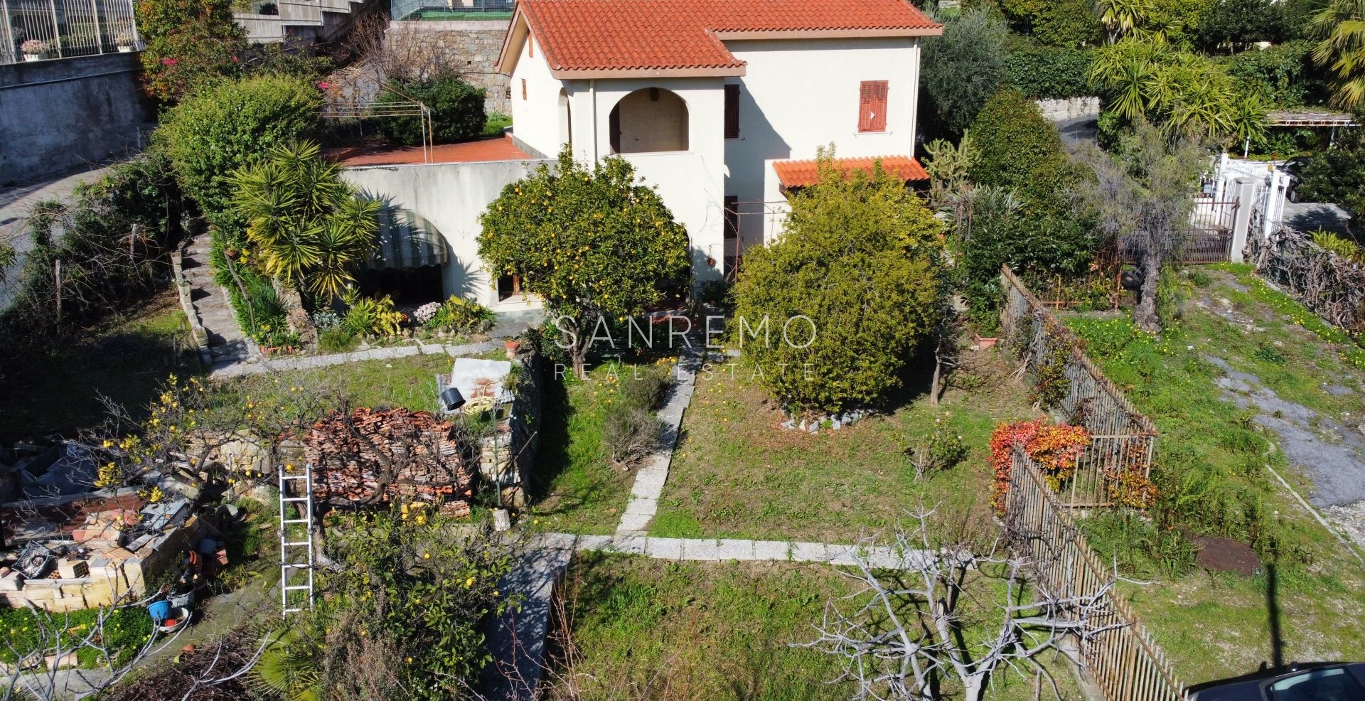 Casa indipendente con vista aperta nel verde in posizione tranquilla e silenziosa