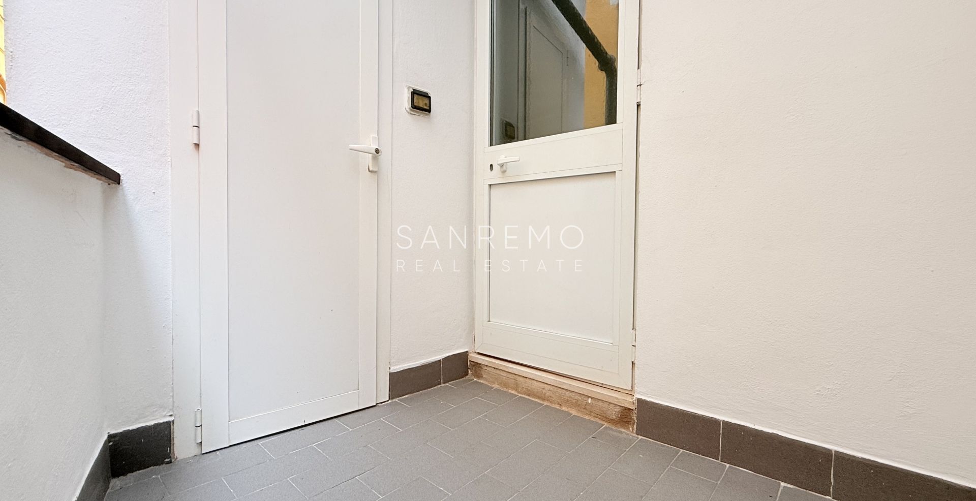 Caratteristico appartamento in tipica casa ligure cielo-terra a pochi passi dal Casinò e dalle principali vie del centro.