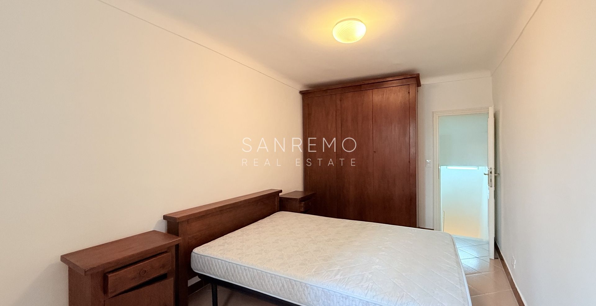 Caratteristico appartamento in tipica casa ligure cielo-terra a pochi passi dal Casinò e dalle principali vie del centro.