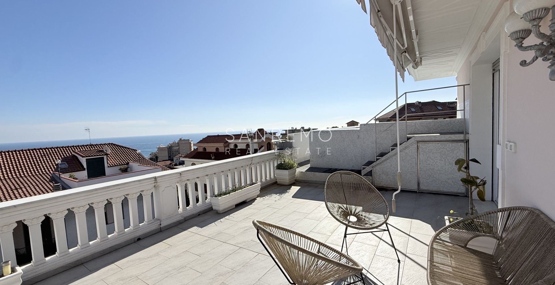 Attico e superattico con piscina e panoramica vita mare