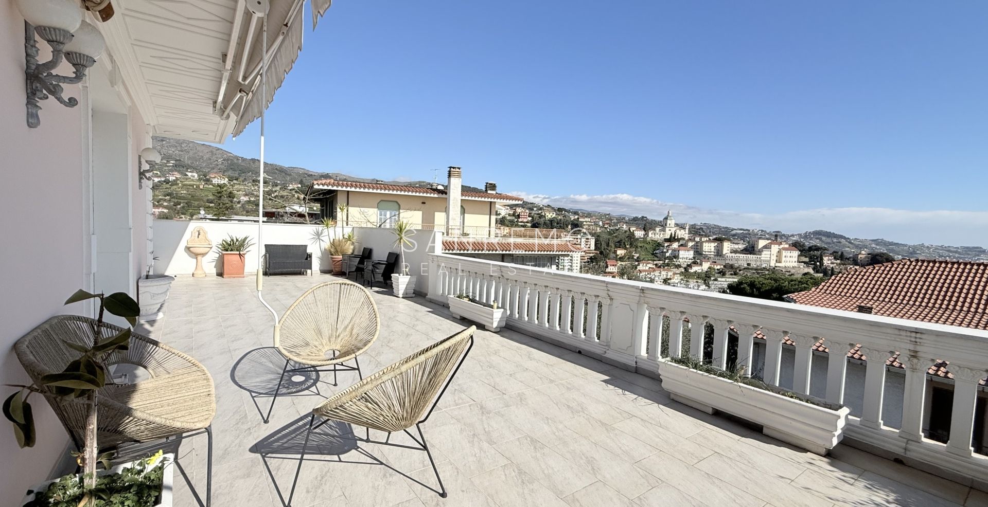 Attico e superattico con piscina e panoramica vita mare