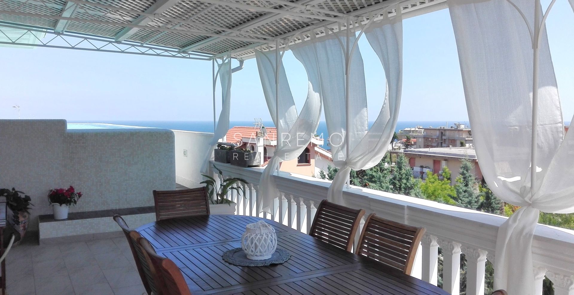 Attico e superattico con piscina e panoramica vita mare