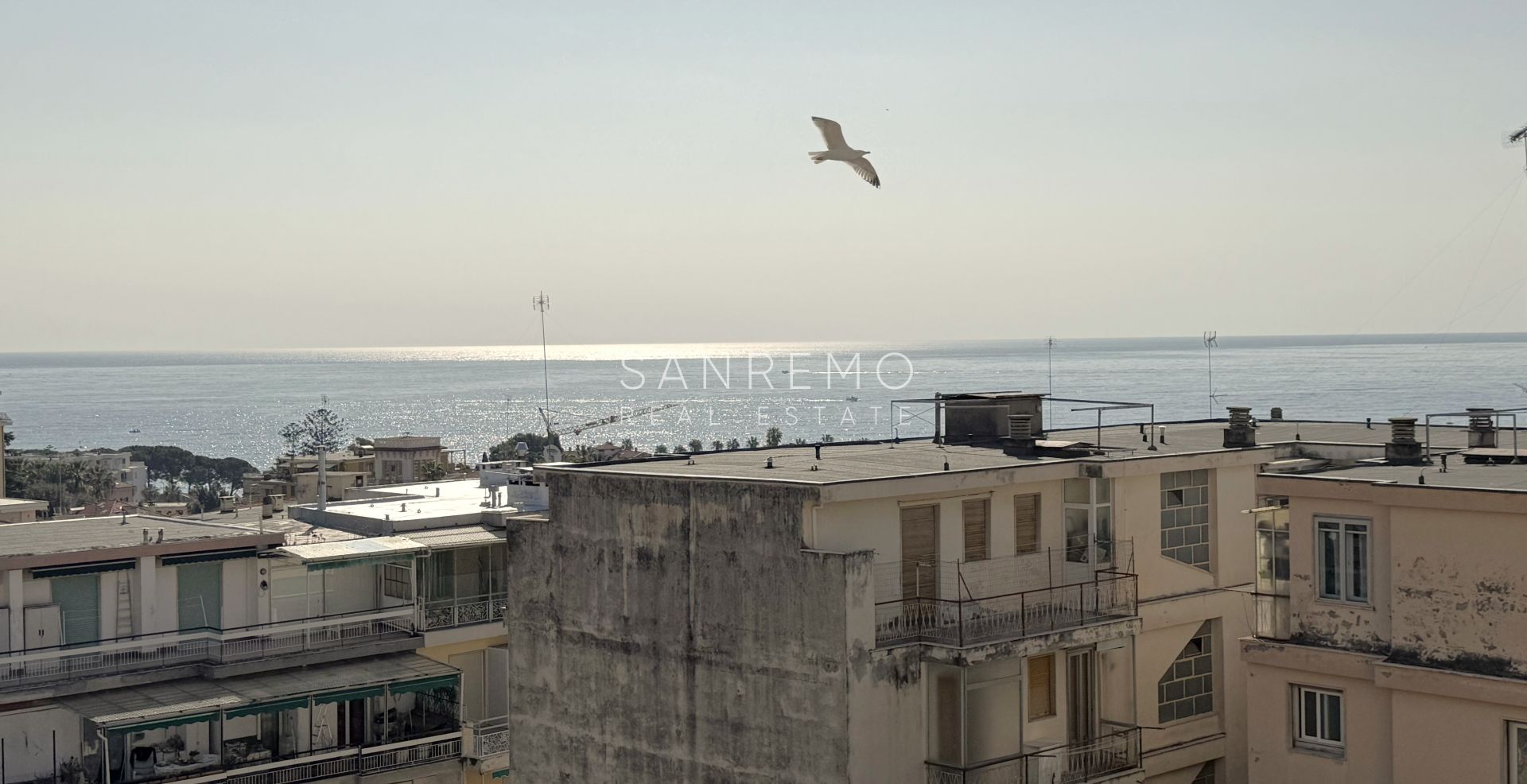 Luminosissimo appartamento con vista mare a pochi passi da Villa Ormond