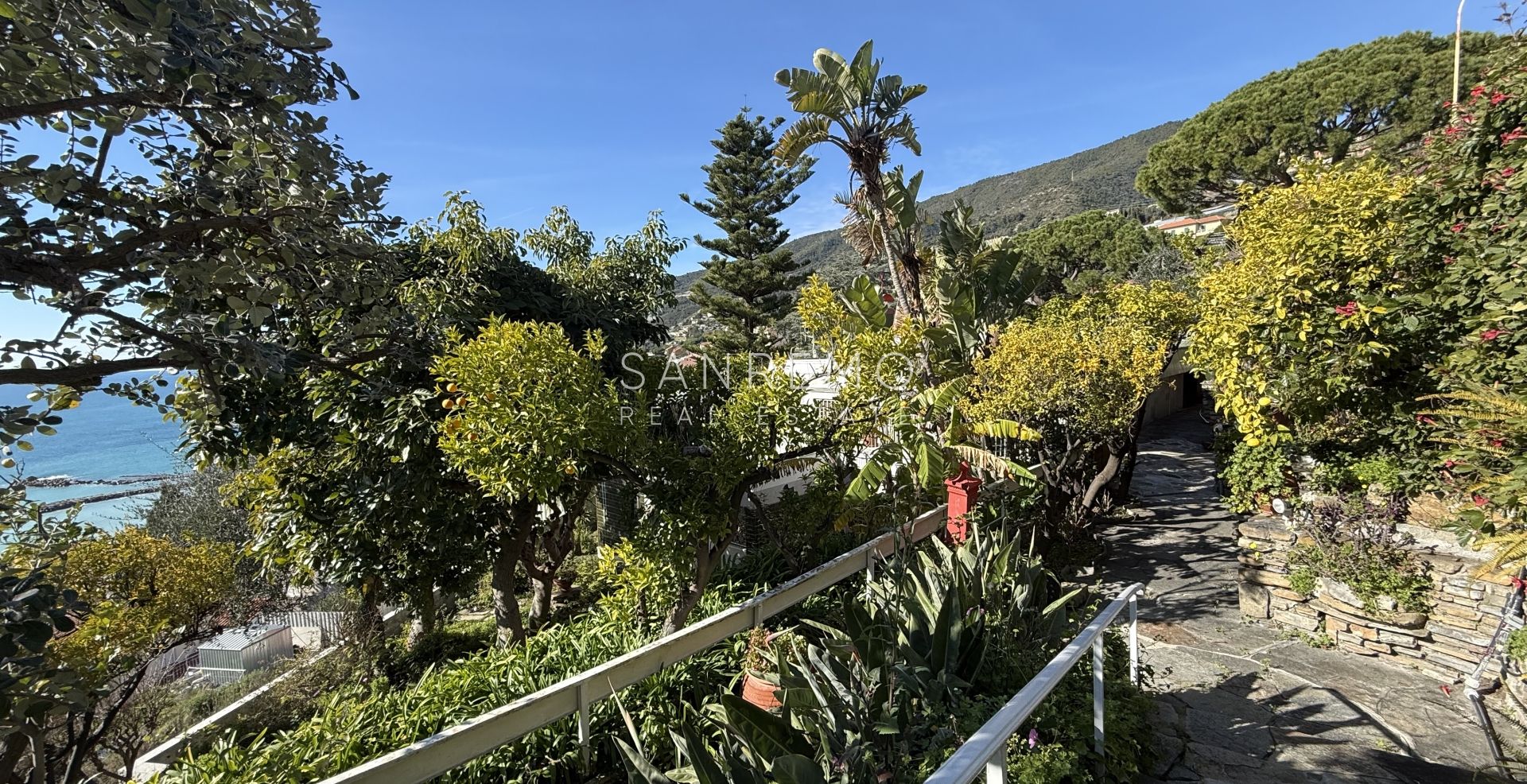 Splendida villa circondata da giardino privato e impreziosita da una magnifica vista mare