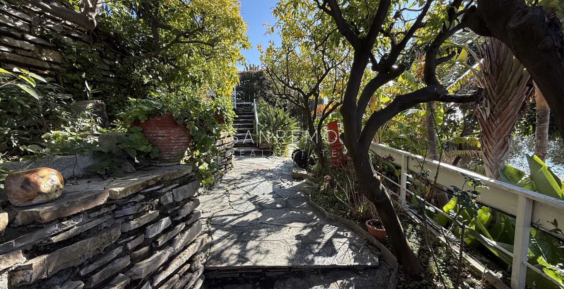 Splendida villa circondata da giardino privato e impreziosita da una magnifica vista mare