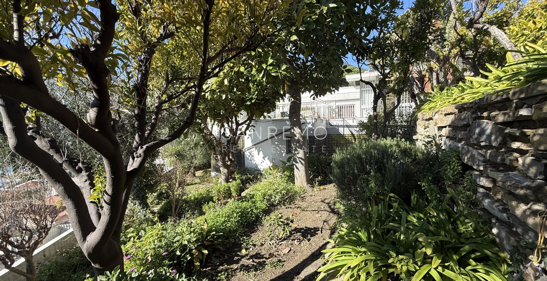 Splendida villa circondata da giardino privato e impreziosita da una magnifica vista mare