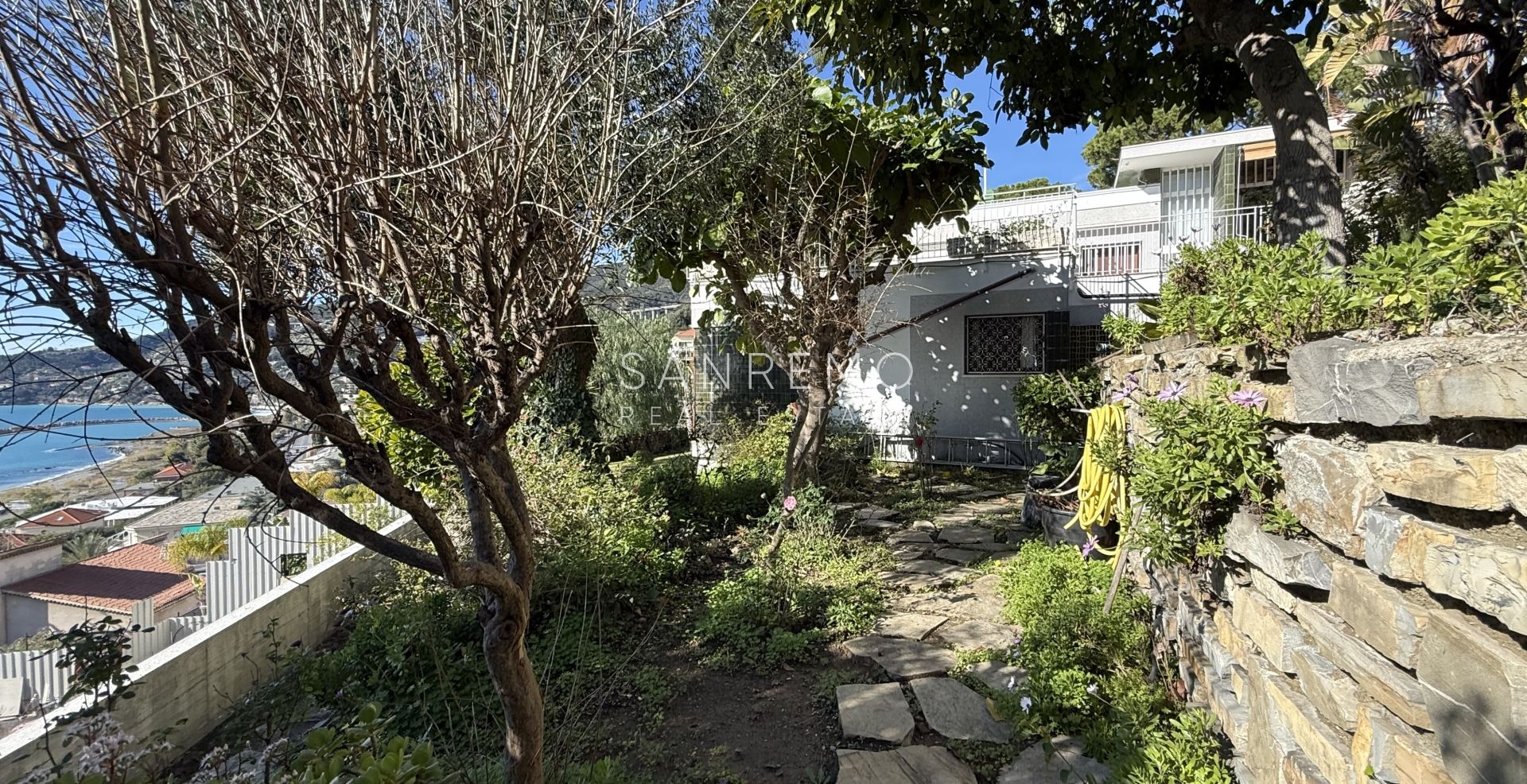 Splendida villa circondata da giardino privato e impreziosita da una magnifica vista mare