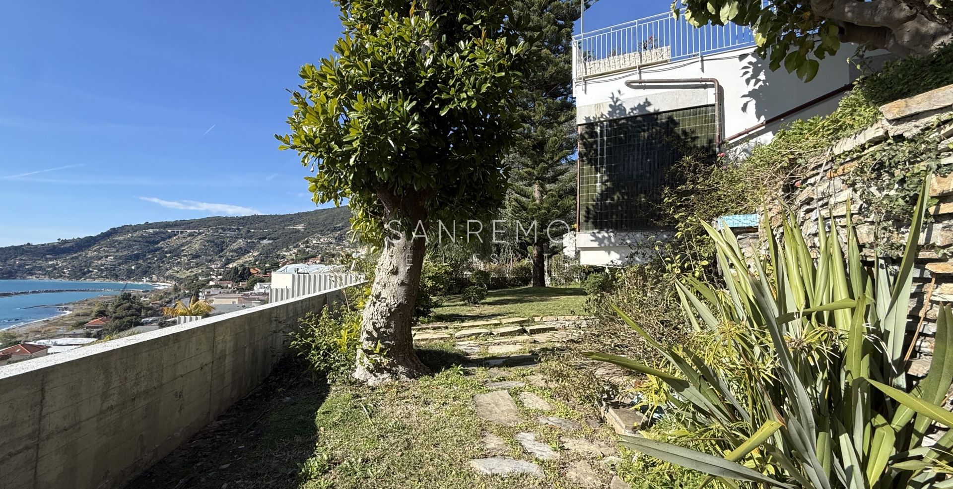 Splendida villa circondata da giardino privato e impreziosita da una magnifica vista mare