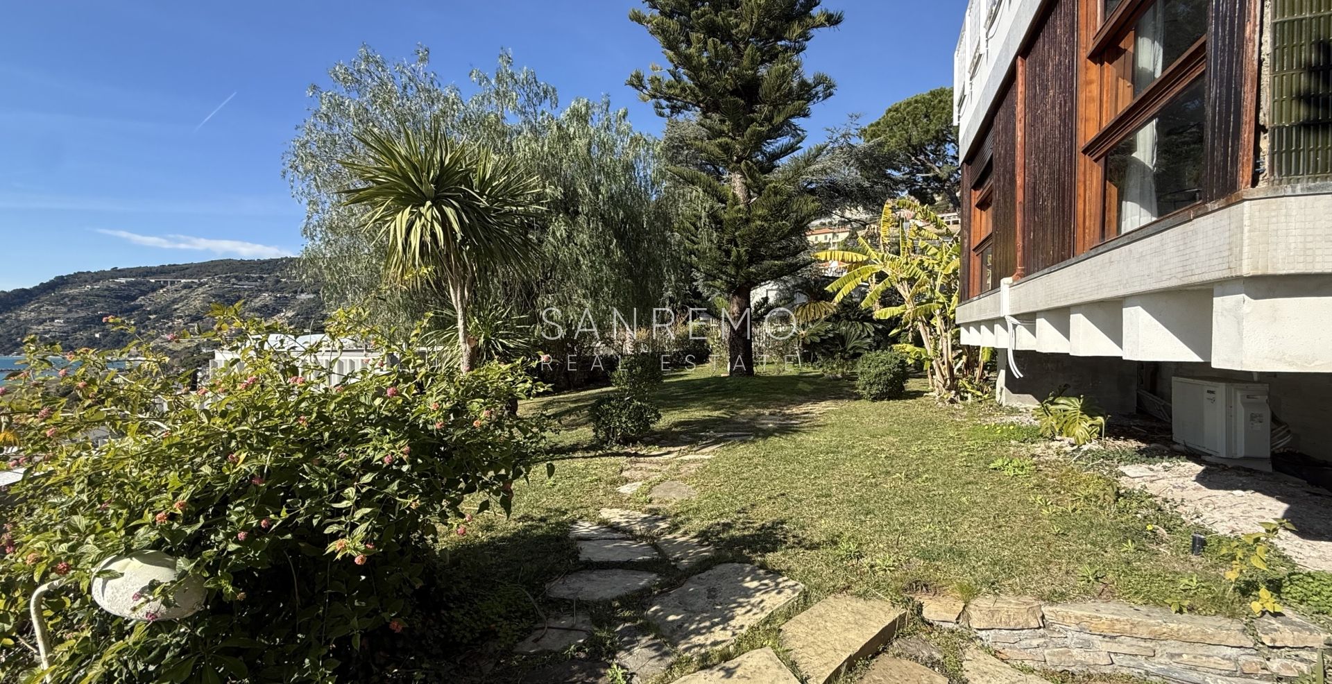 Splendida villa circondata da giardino privato e impreziosita da una magnifica vista mare
