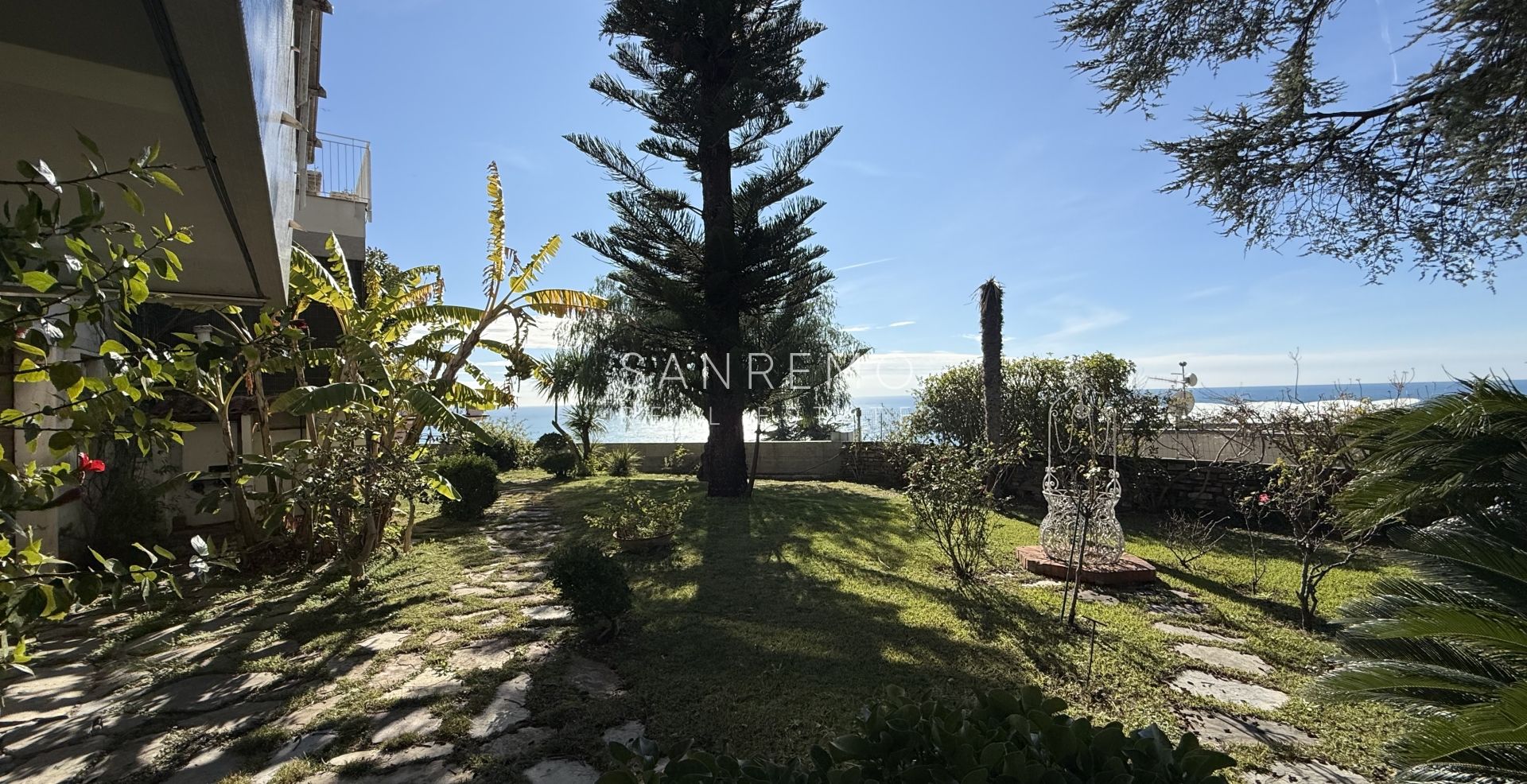 Splendida villa circondata da giardino privato e impreziosita da una magnifica vista mare