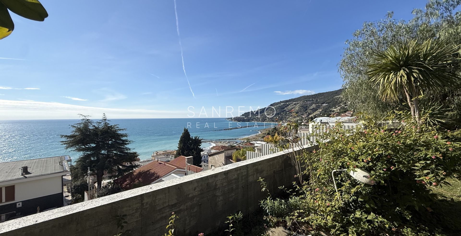Splendida villa circondata da giardino privato e impreziosita da una magnifica vista mare