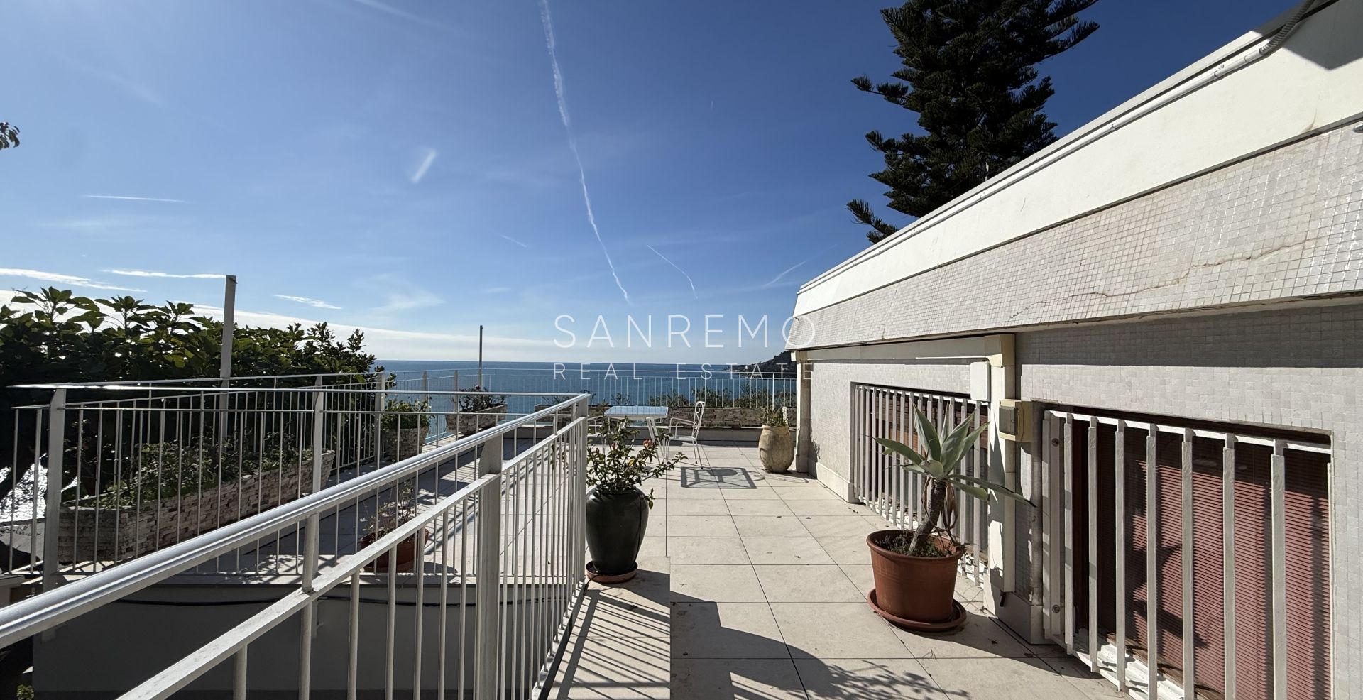 Splendida villa circondata da giardino privato e impreziosita da una magnifica vista mare